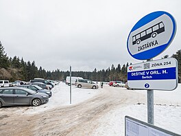 Řidiči parkují bez povolení na odlesněné ploše vedle parkoviště na Šerlichu....