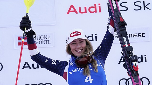 Mikaela Shiffrinová se usmívá po stém triumfu ve Světovém poháru. Mikaela Shiffrinová se usmívá po stém triumfu ve Světovém poháru.