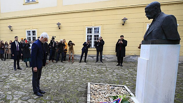 Při návštěvě Masarykova muzea v Hodoníně položil prezident Petr Pavel k památníku Tomáše G. Masaryka květinu. (26. února 2025)