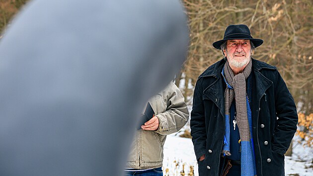 Herec Boleslav Polívka odhalil u Ríšovy studánky v Podkomorských lesích na okraji Brna nový poesiomat. Oživí vzpomínku na román Viléma Mrštíka Pohádka máje, který se odehrává v okolní lesní krajině. (21. února 2025)