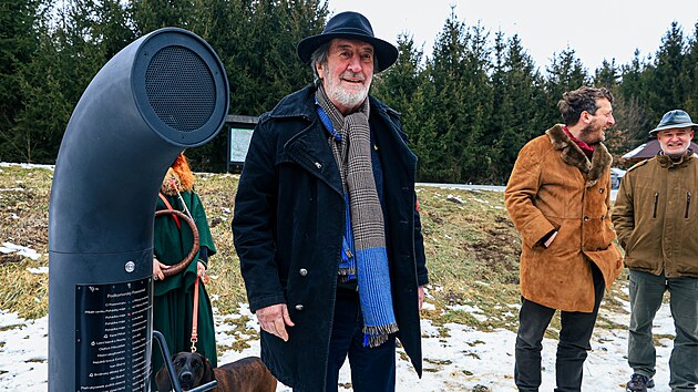 Herec Boleslav Polívka odhalil u Ríšovy studánky v Podkomorských lesích na okraji Brna nový poesiomat. Oživí vzpomínku na román Viléma Mrštíka Pohádka máje, který se odehrává v okolní lesní krajině. Na snímku vlevo je zakladatel spolku Piána na ulici Ondřej Kobza. (21. února 2025)