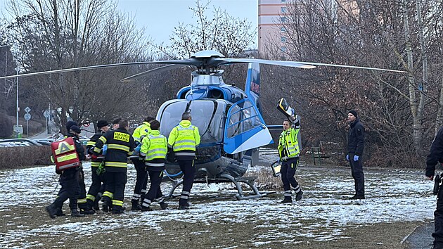 Dvě děti se probořily pod led na pražském Černém Mostě. (21. února 2025)