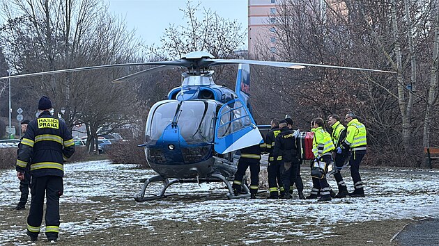 Dvě děti se probořily pod led na pražském Černém Mostě. (21. února 2025)