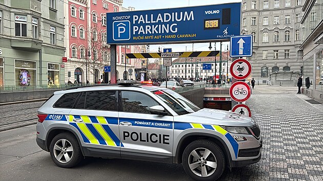 Policie prověřuje anonymní oznámení o uložení výbušniny v OC Palladium v Praze. (21. února 2025)