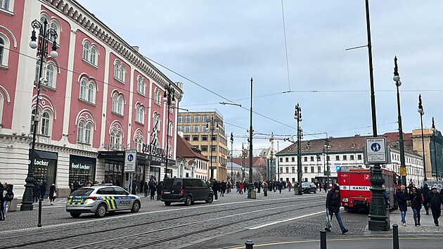 Policie prověřuje anonymní oznámení o uložení výbušniny v OC Palladium v Praze. (21. února 2025)
