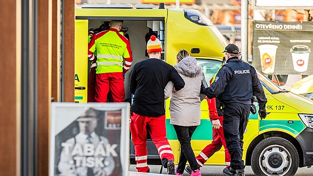 Policejní zásah v obchodní zóně v Hradci Králové, kde po útoku nožem zemřely dvě ženy. (20. února 2025)