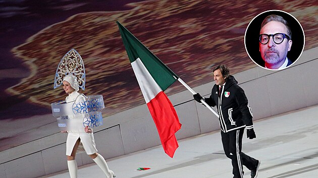 Mexický vlajkonoš Hubertus von Hohenlohe vede mexický tým na stadion během... Mexický vlajkonoš Hubertus von Hohenlohe vede mexický tým na stadion během...