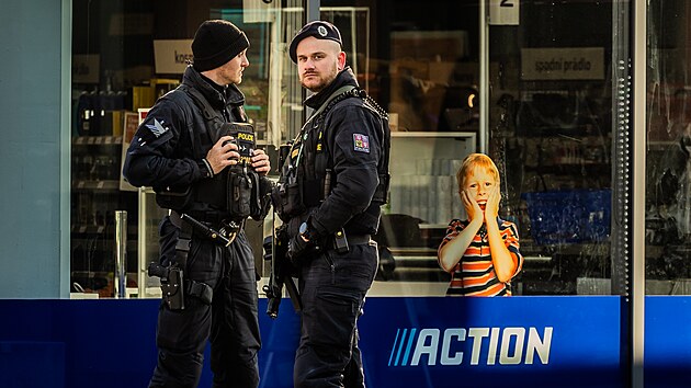 Policejní zásah v obchodní zóně v Hradci Králové, kde po útoku nožem zemřely dvě ženy. (20. února 2025)