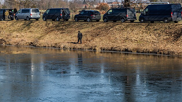 Policie prohledává břeh Labe, kde se pravděpodobně nachází místo dopadení pachatele dvojnásobné vraždy v hradeckém obchodě. (20. února 2025)