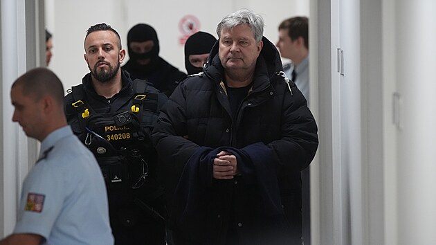 Advokát Miroslav Jansta přišel v doprovodu policie k soudu. Ten rozhodne, zda bude umístěn do vazby. (26. února 2025)