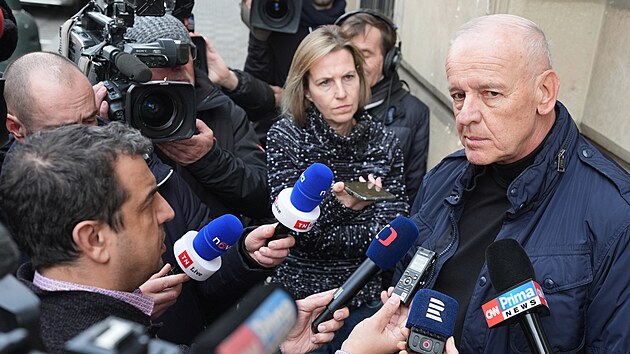 Právník exředitele nemocnice v Motole Miloslava Ludvíka i šéfa České unie sportu a advokáta Miroslava Jansty, Josef Monsport hovoří s novináři. (26. února 2025)