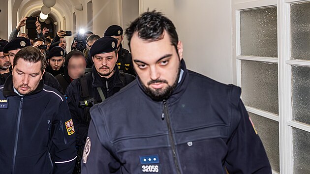 Soud poslal do vazby 16letého mladíka obviněného z vraždy dvou prodavaček v Hradci Králové. (21. února 2025)