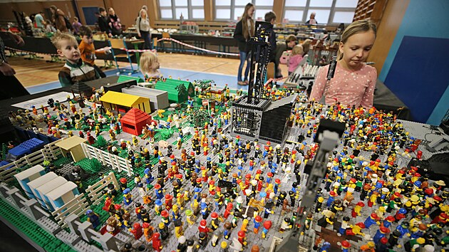 Stavitelé z Lega na víkendové výstavě Svět kostiček v tělocvičně ZŠ Kollárova v Jihlavě ukázali dětem, že nemusí sedět jen u počítačů nebo mobilů.