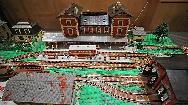 Stavitelé z Lega na víkendové výstavě Svět kostiček v tělocvičně ZŠ Kollárova v Jihlavě ukázali dětem, že nemusí sedět jen u počítačů nebo mobilů.