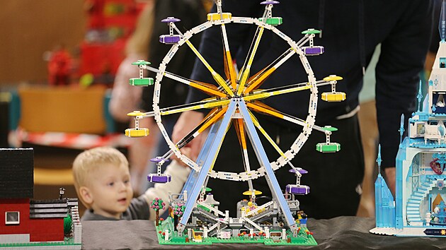 Stavitelé z Lega na víkendové výstavě Svět kostiček v tělocvičně ZŠ Kollárova v Jihlavě ukázali dětem, že nemusí sedět jen u počítačů nebo mobilů.