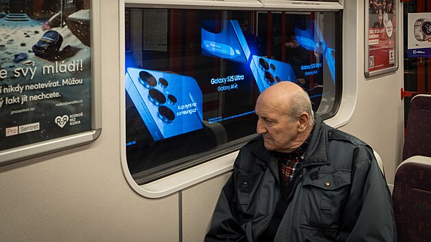 Moderní technologie na principu LED panelů umožňuje promítat různá sdělení přímo za okna projíždějícího vlaku metra (25. 2. 2025).