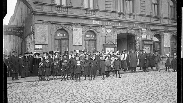 Muzeum v Lounech vydalo knihu snímků Karla Goszlera, průkopníka fotografie na Lounsku z přelomu 19. a 20. století. Kniha obsahuje na 130 fotografií a je rozdělena do čtyř částí.