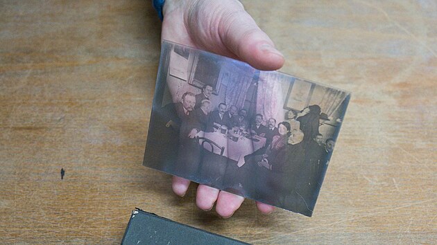 Fotografie Karla Goszlera ležely dlouhá desetiletí v zapomnění. Zhruba před šesti lety však Oblastní muzeum Louny získalo od Goszlerova vnuka téměř 400 dochovaných skleněných destiček se světlocitlivou vrstvou, na které umělec fotil.