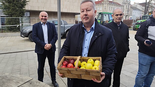 K budově Krajského úřadu v Ústí nad Labem dorazilo pět traktorů. Stalo se tak v rámci protestní jízdy zemědělců. Hejtman Richard Brabec s darem od zemědělců. (27. února 2025)