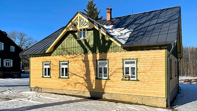 Dům naproti penzionu Rejvíz na začátku obce. Zdejší architektura připomíná alpský horský sloh a dochovalo se kolem osmdesáti staveb.