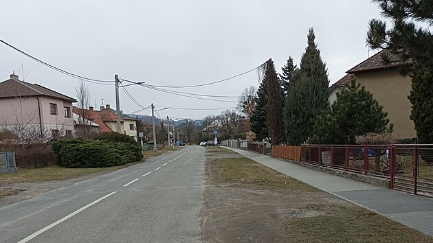 Lipnickou ulici čeká v příštím roce rekonstrukce. Lidé se s vedením radnice přou o její podobu. (únor 2025)