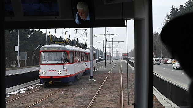 První den provozu na modernizované tramvajové trati.