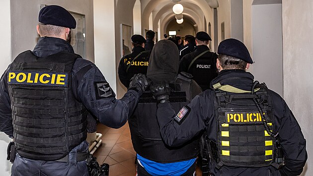 Soud poslal do vazby 16letého mladíka obviněného z vraždy dvou prodavaček v Hradci Králové. (21. února 2025)