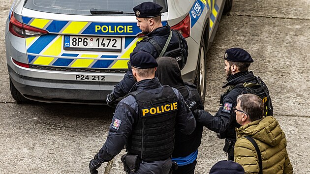 Soud poslal do vazby 16letého mladíka obviněného z vraždy dvou prodavaček v Hradci Králové. (21. února 2025)