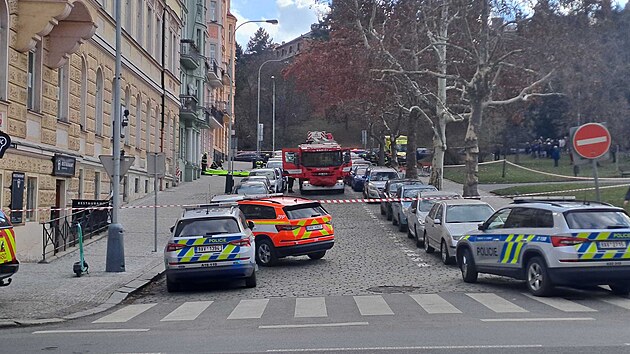 Na náměstí Generála Kutlvašra v pražských Nuslích zasahují všechny složky záchranného systému pod domem, na jehož střeše stojí muž. (27. února 2025)