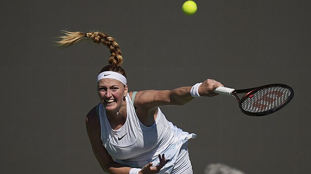 Petra Kvitová podává v prvním kole turnaje v Austinu.