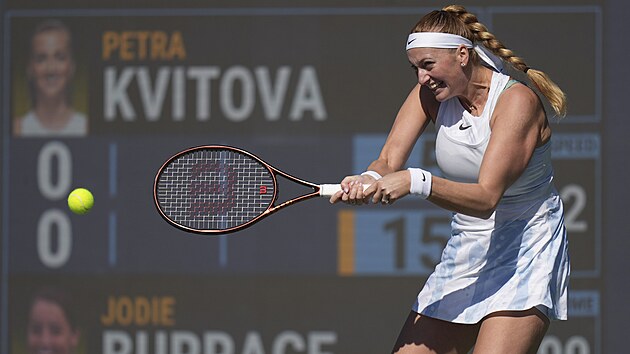 Petra Kvitová hraje bekhend v prvním kole turnaje v Austinu.