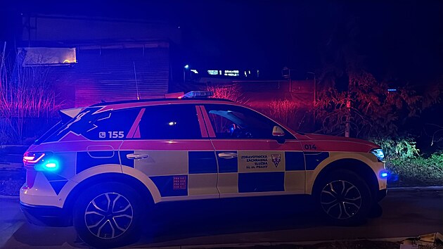 Vlak srazil dvě osoby u ulice Výmolova v pražských Radlicích. Na místě zasahují hasiči i záchranná služba. (26. února 2025)