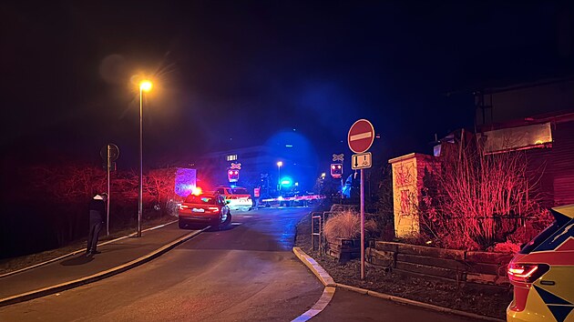 Vlak srazil dvě osoby u ulice Výmolova v pražských Radlicích. Na místě zasahují hasiči i záchranná služba. (26. února 2025)