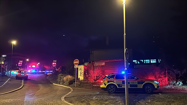 Vlak srazil dvě osoby u ulice Výmolova v pražských Radlicích. Na místě zasahují hasiči i záchranná služba. (26. února 2025)