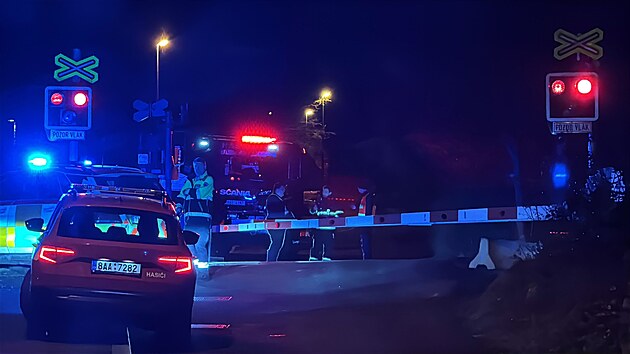 Vlak srazil dvě osoby u ulice Výmolova v pražských Radlicích. Na místě zasahují hasiči i záchranná služba. (26. února 2025)