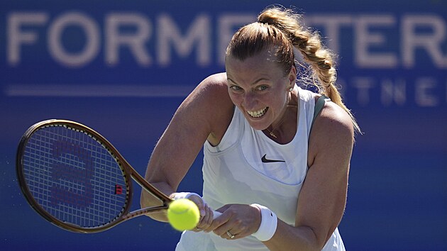 Petra Kvitová hraje bekhend na turnaji v Austinu.