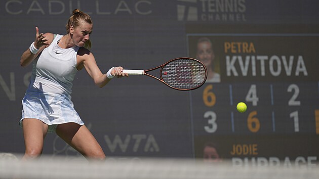 Petra Kvitová hraje forhend na turnaji v Austinu.