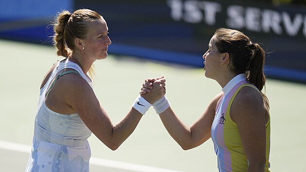 Petra Kvitová (vlevo) gratuluje na turnaji v Austinu své přemožitelce Jodie Burrageové.
