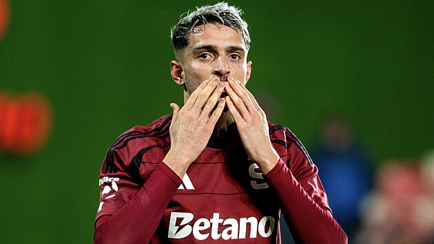 Albion Rrahmani děkuje fanouškům po gólu do dukelské brány.
