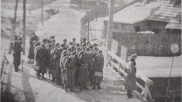 Speciální komando SS vyráží z Hošťálkové do valašských lesů na partyzány.