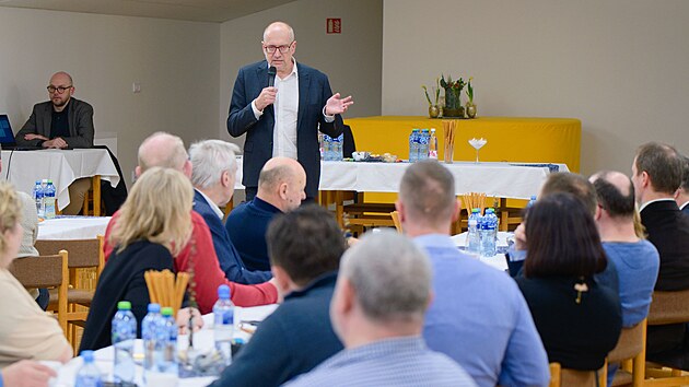 Ministr školství Mikuláš Bek se v Liptále na Vsetínsku setkal se starosty obcí, kterým se nelíbí návrh ministerstva na změnu financování nepedagogických pracovníků škol. (únor 2025)