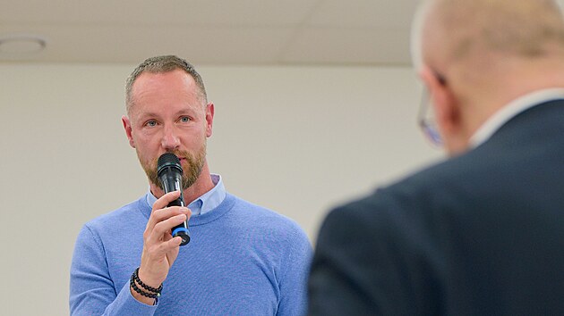 Ministr školství Mikuláš Bek se v Liptále na Vsetínsku setkal se starosty obcí, kterým se nelíbí návrh ministerstva na změnu financování nepedagogických pracovníků škol. Na snímku starosta Luhačovic Marian Ležák. (únor 2025)