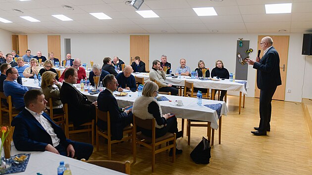 Ministr školství Mikuláš Bek se v Liptále na Vsetínsku setkal se starosty obcí, kterým se nelíbí návrh ministerstva na změnu financování nepedagogických pracovníků škol. (únor 2025)