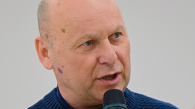 Ministr školství Mikuláš Bek se v Liptále na Vsetínsku setkal se starosty obcí, kterým se nelíbí návrh ministerstva na změnu financování nepedagogických pracovníků škol. Na snímku starosta Brumova-Bylnice Jaroslav Vaněk. (únor 2025)