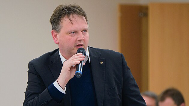 Ministr školství Mikuláš Bek se v Liptále na Vsetínsku setkal se starosty obcí, kterým se nelíbí návrh ministerstva na změnu financování nepedagogických pracovníků škol. Na snímku starosta Pitína Michal Vrba. (únor 2025)