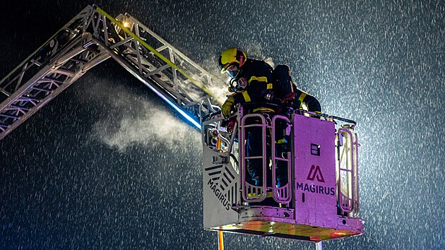 Zásah hasičů při likvidaci požáru haly přepravní společnosti v Pstruží na Frýdecko-Místecku (28. února 2025)