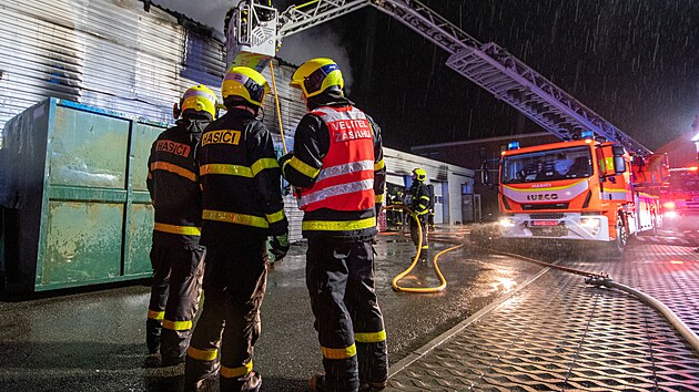 Zásah hasičů při likvidaci požáru haly přepravní společnosti v Pstruží na Frýdecko-Místecku (28. února 2025)