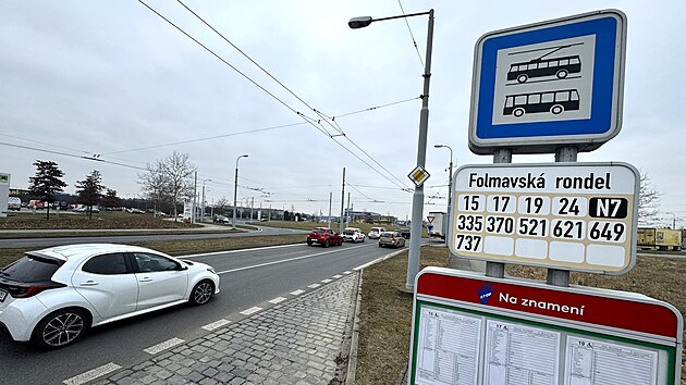 Kruhovou křižovatku na Nové Hospodě v Plzni čeká rekonstrukce na tzv. turbo-kruhový objezd přidáním jednoho jízdního pruhu. Práce zkomplikují dopravu v Plzni už od 1. března, kdy se uzavře výjezd do Folmavské ulice. (21. února 2025)