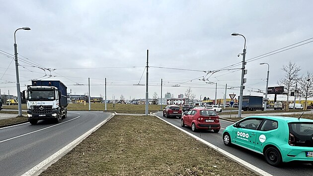 Kruhovou křižovatku na Nové Hospodě v Plzni čeká rekonstrukce na tzv. turbo-kruhový objezd přidáním jednoho jízdního pruhu. Práce zkomplikují dopravu v Plzni už od 1. března, kdy se uzavře výjezd do Folmavské ulice. (21. února 2025)