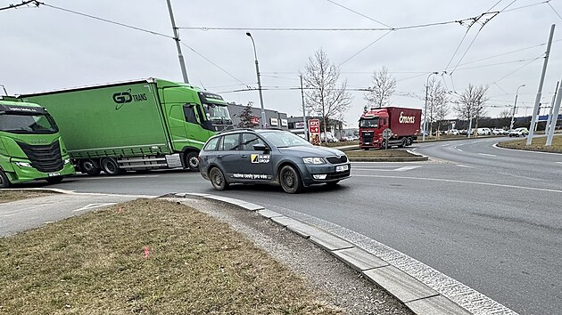 Kruhovou křižovatku na Nové Hospodě v Plzni čeká rekonstrukce na tzv. turbo-kruhový objezd přidáním jednoho jízdního pruhu. Práce zkomplikují dopravu v Plzni už od 1. března, kdy se uzavře výjezd do Folmavské ulice. Na snímku výjezd z Folmavské do okružní křižovatky. (21. února 2025)